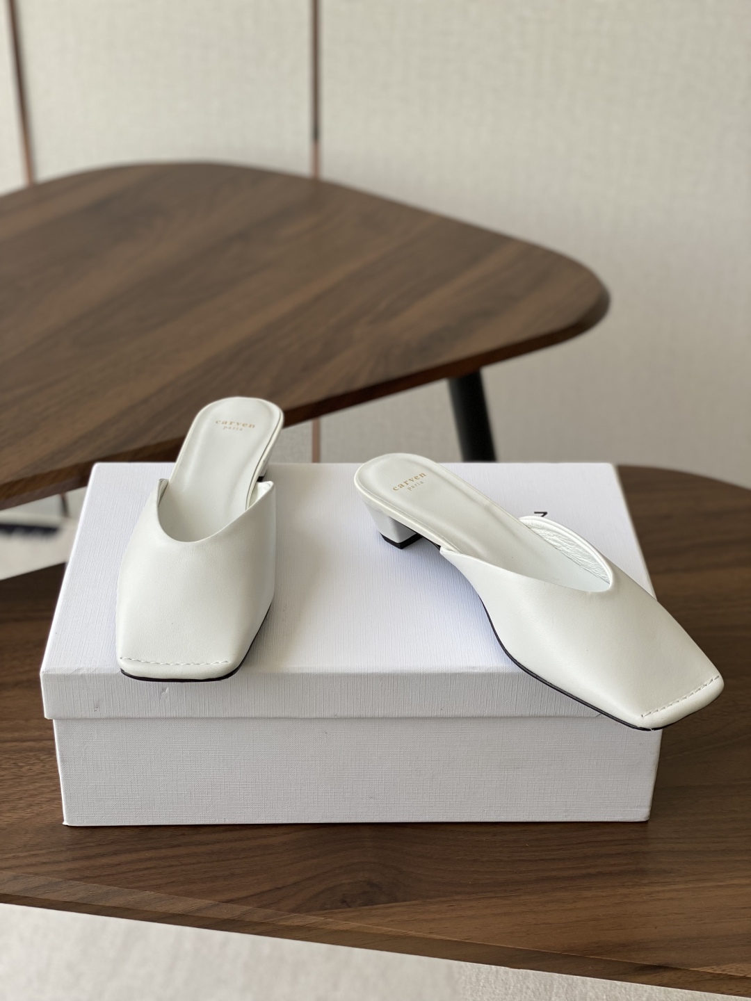 
CARVEN 𝟐𝟓ss 新品穆勒拖鞋 

方头设计独具匠心 简约线条勾勒出利落轮廓 尽显现代感与时尚张