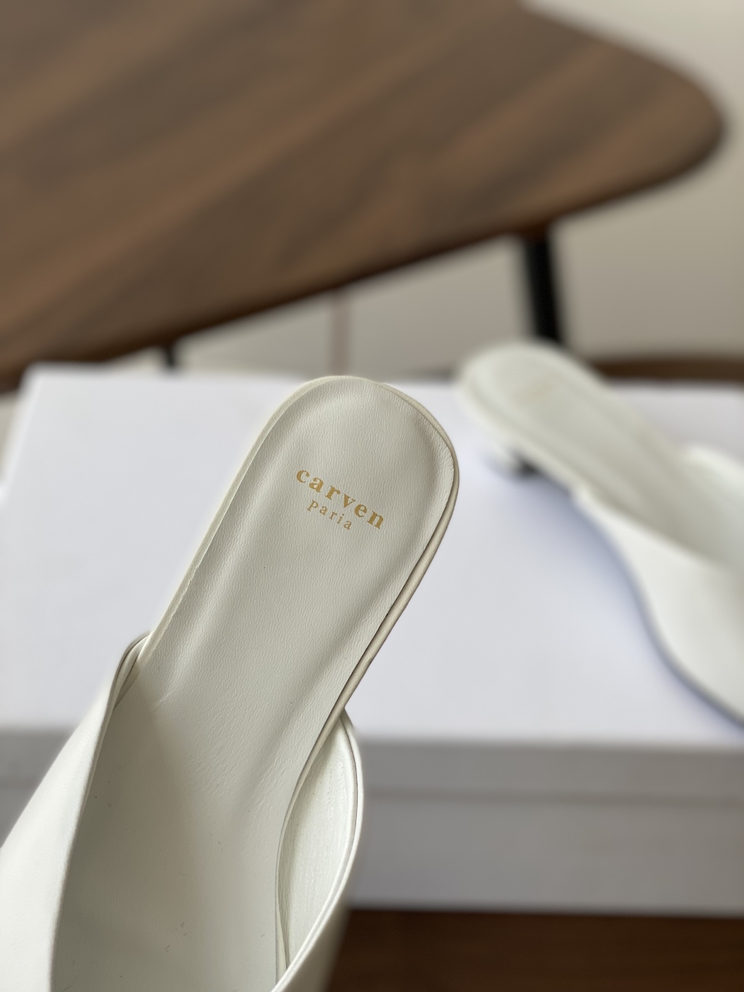 
CARVEN 𝟐𝟓ss 新品穆勒拖鞋 

方头设计独具匠心 简约线条勾勒出利落轮廓 尽显现代感与时尚张
