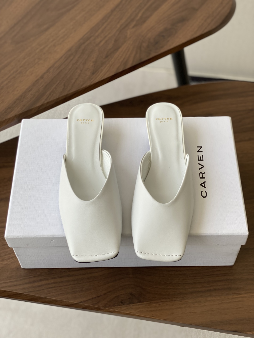 
CARVEN 𝟐𝟓ss 新品穆勒拖鞋 

方头设计独具匠心 简约线条勾勒出利落轮廓 尽显现代感与时尚张