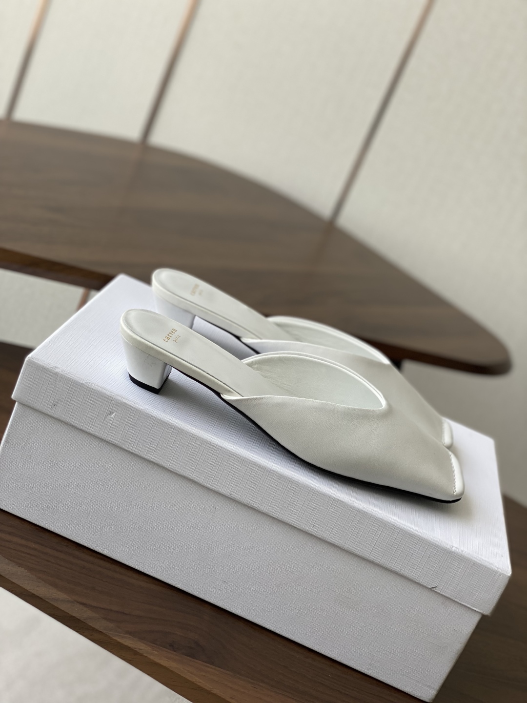 
CARVEN 𝟐𝟓ss 新品穆勒拖鞋 

方头设计独具匠心 简约线条勾勒出利落轮廓 尽显现代感与时尚张