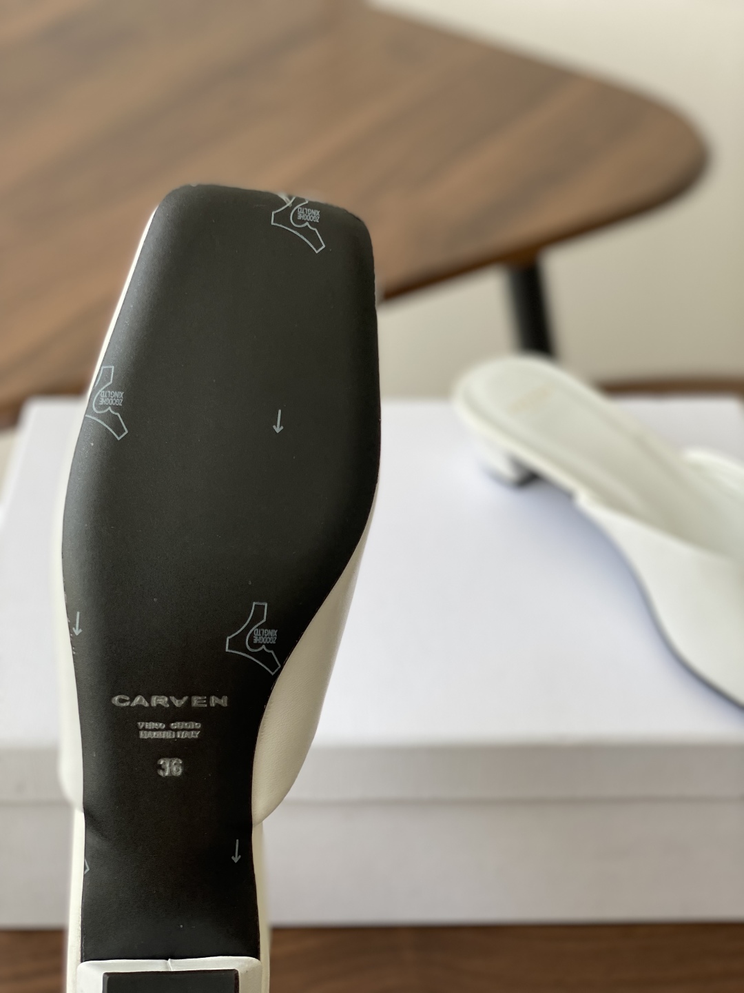 
CARVEN 𝟐𝟓ss 新品穆勒拖鞋 

方头设计独具匠心 简约线条勾勒出利落轮廓 尽显现代感与时尚张