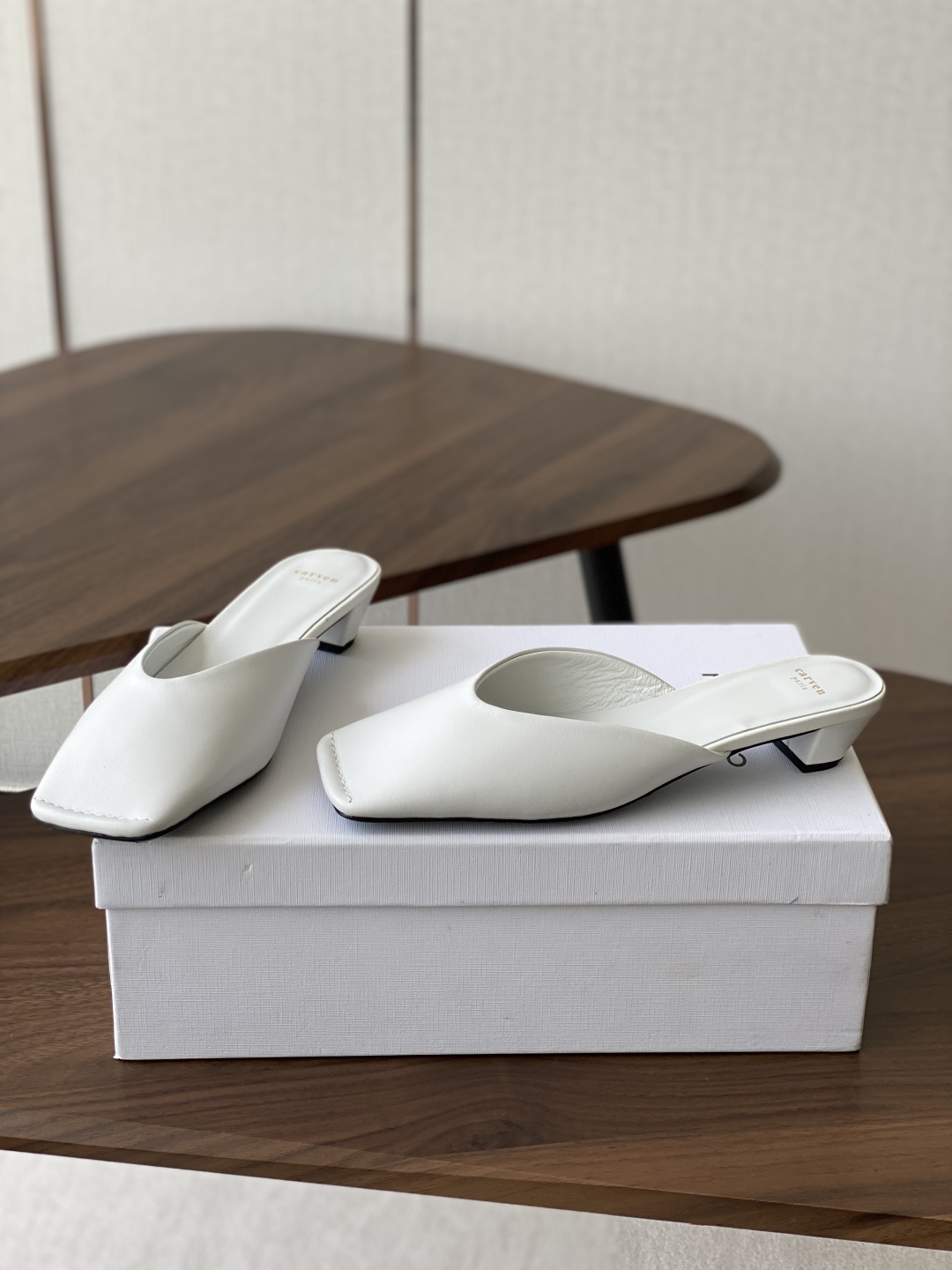 
CARVEN 𝟐𝟓ss 新品穆勒拖鞋 

方头设计独具匠心 简约线条勾勒出利落轮廓 尽显现代感与时尚张