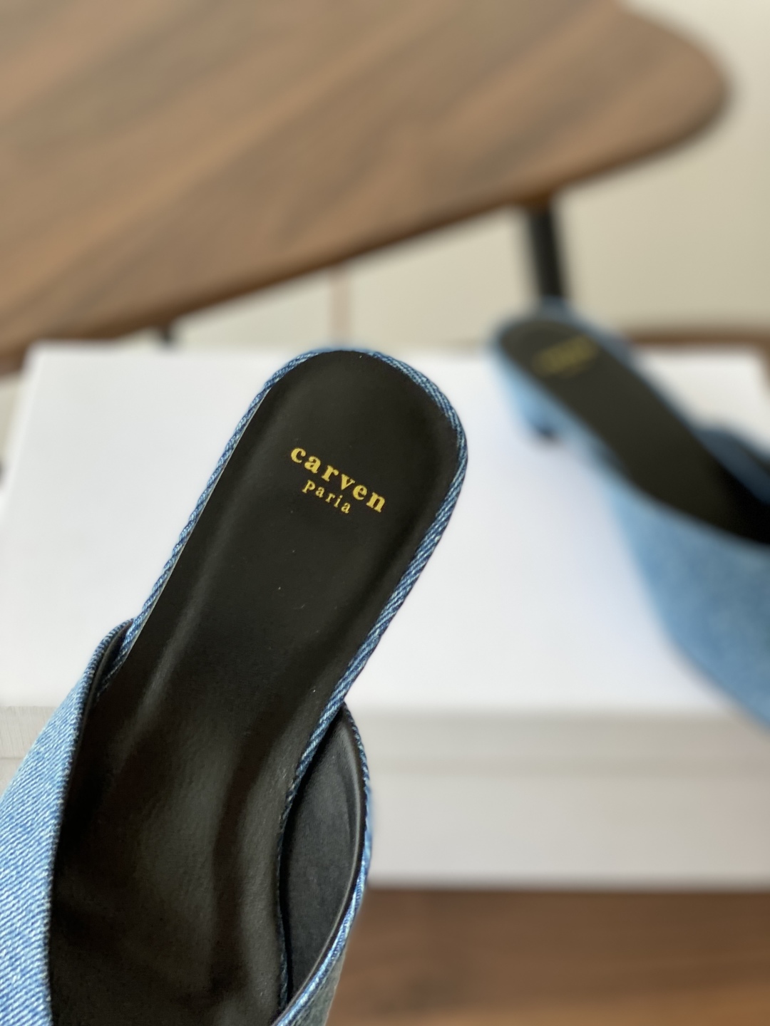 
CARVEN 𝟐𝟓ss 新品穆勒拖鞋 

方头设计独具匠心 简约线条勾勒出利落轮廓 尽显现代感与时尚张