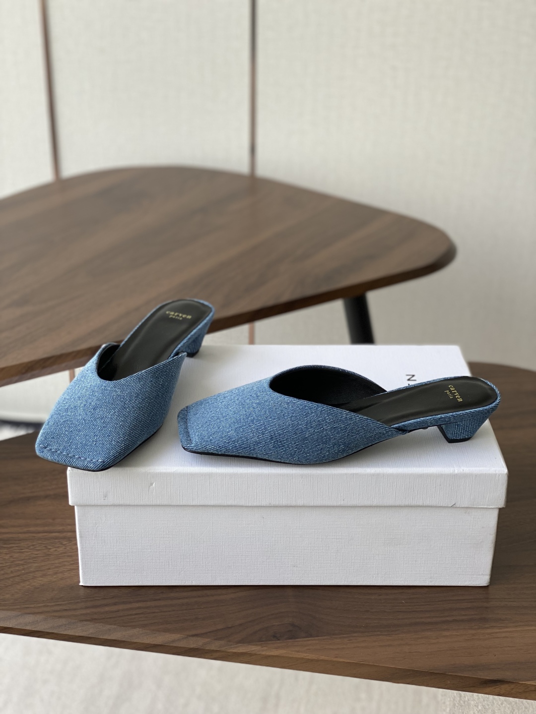 
CARVEN 𝟐𝟓ss 新品穆勒拖鞋 

方头设计独具匠心 简约线条勾勒出利落轮廓 尽显现代感与时尚张