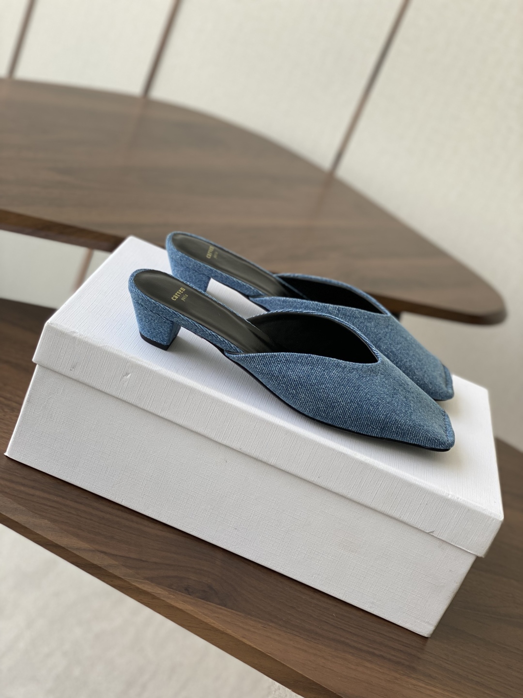 
CARVEN 𝟐𝟓ss 新品穆勒拖鞋 

方头设计独具匠心 简约线条勾勒出利落轮廓 尽显现代感与时尚张