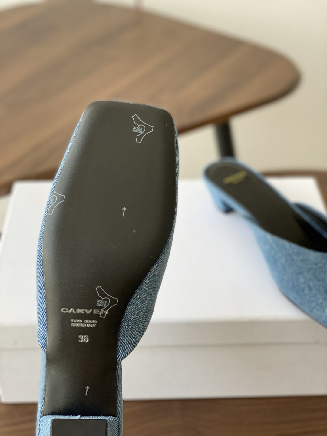 
CARVEN 𝟐𝟓ss 新品穆勒拖鞋 

方头设计独具匠心 简约线条勾勒出利落轮廓 尽显现代感与时尚张