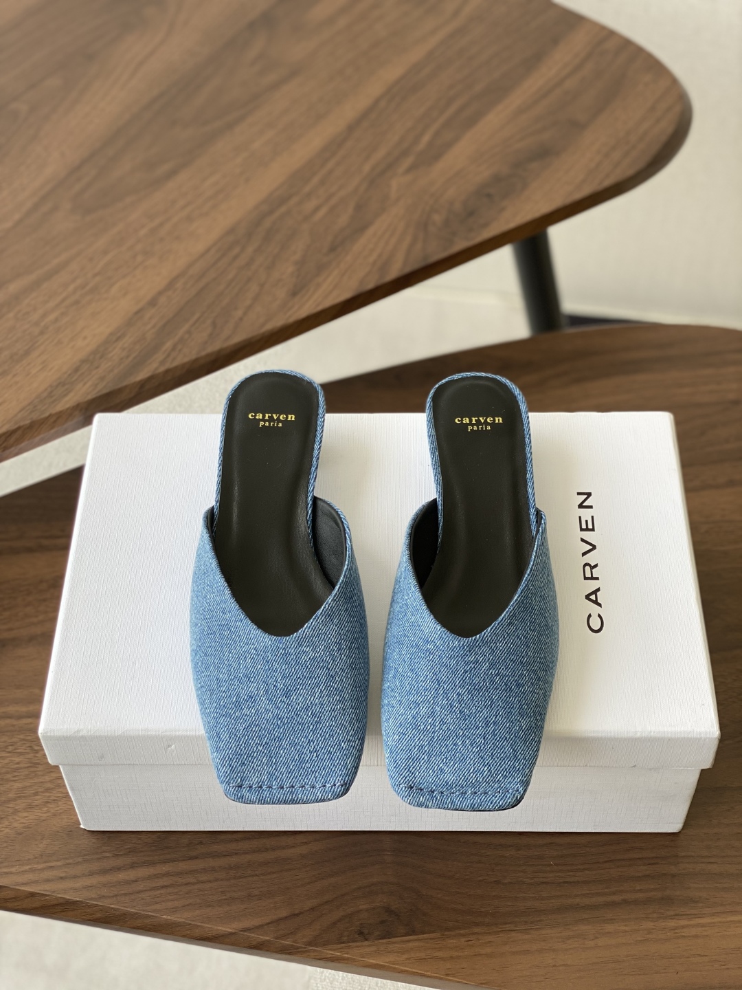 
CARVEN 𝟐𝟓ss 新品穆勒拖鞋 

方头设计独具匠心 简约线条勾勒出利落轮廓 尽显现代感与时尚张