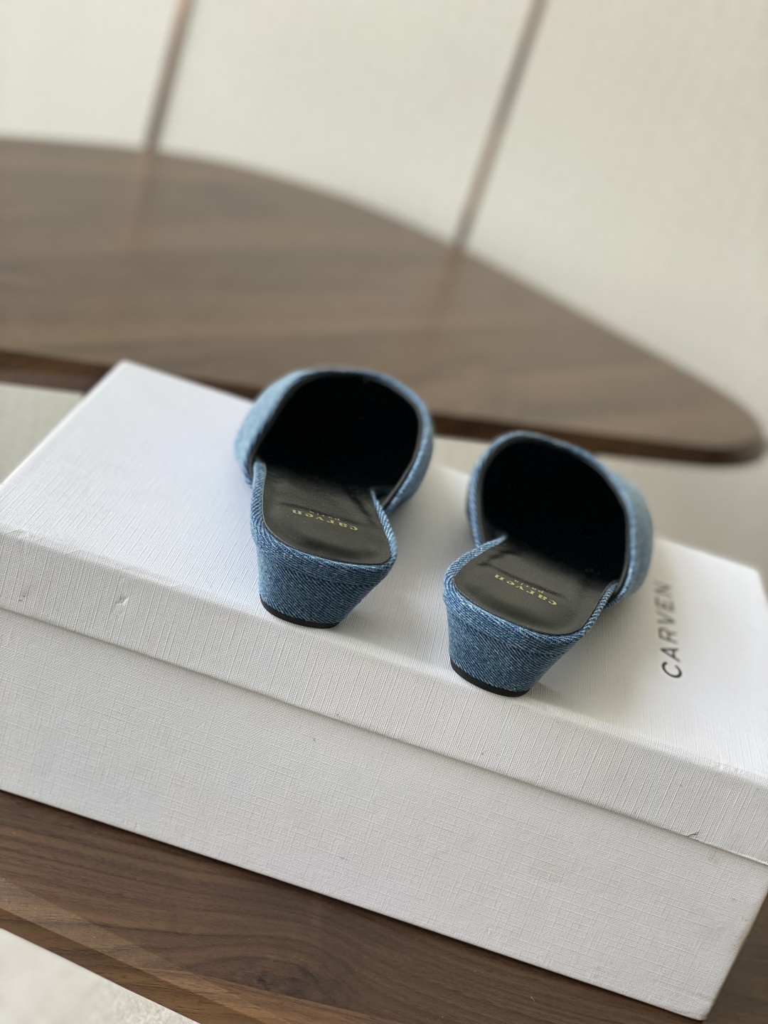 
CARVEN 𝟐𝟓ss 新品穆勒拖鞋 

方头设计独具匠心 简约线条勾勒出利落轮廓 尽显现代感与时尚张