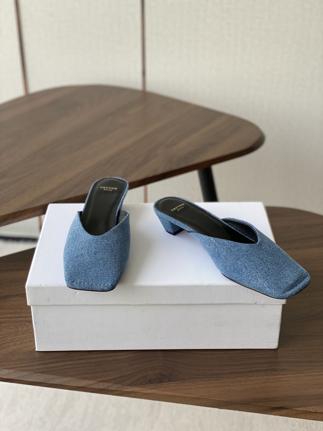 
CARVEN 𝟐𝟓ss 新品穆勒拖鞋 

方头设计独具匠心 简约线条勾勒出利落轮廓 尽显现代感与时尚张