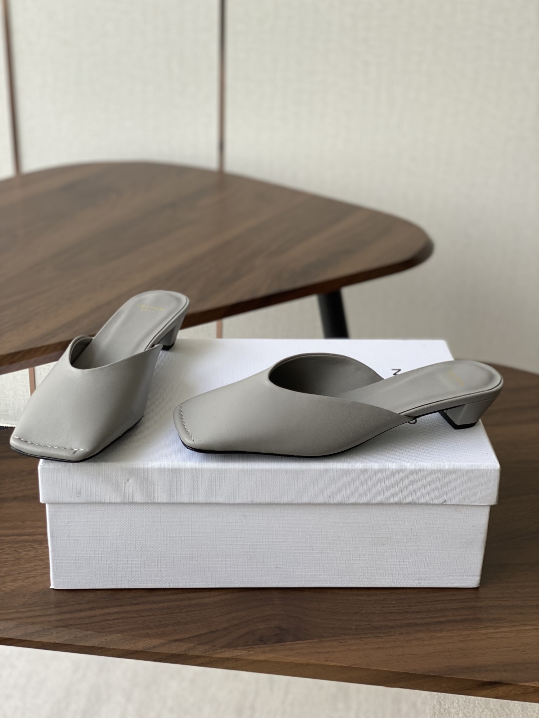 
CARVEN 𝟐𝟓ss 新品穆勒拖鞋 

方头设计独具匠心 简约线条勾勒出利落轮廓 尽显现代感与时尚张