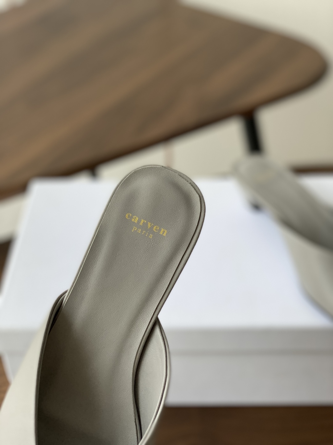 
CARVEN 𝟐𝟓ss 新品穆勒拖鞋 

方头设计独具匠心 简约线条勾勒出利落轮廓 尽显现代感与时尚张
