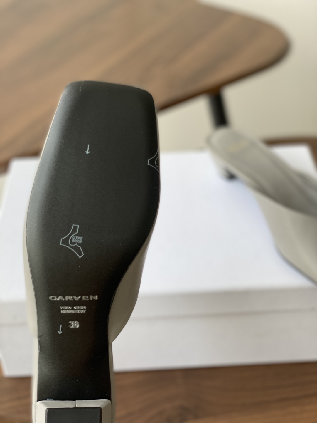 
CARVEN 𝟐𝟓ss 新品穆勒拖鞋 

方头设计独具匠心 简约线条勾勒出利落轮廓 尽显现代感与时尚张