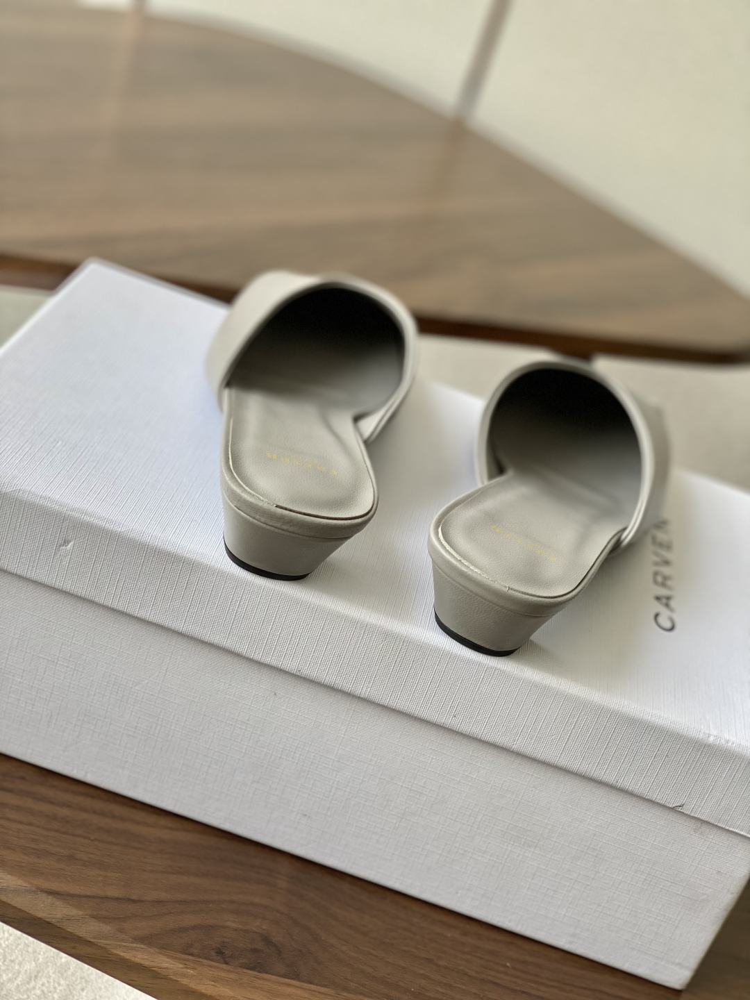 
CARVEN 𝟐𝟓ss 新品穆勒拖鞋 

方头设计独具匠心 简约线条勾勒出利落轮廓 尽显现代感与时尚张