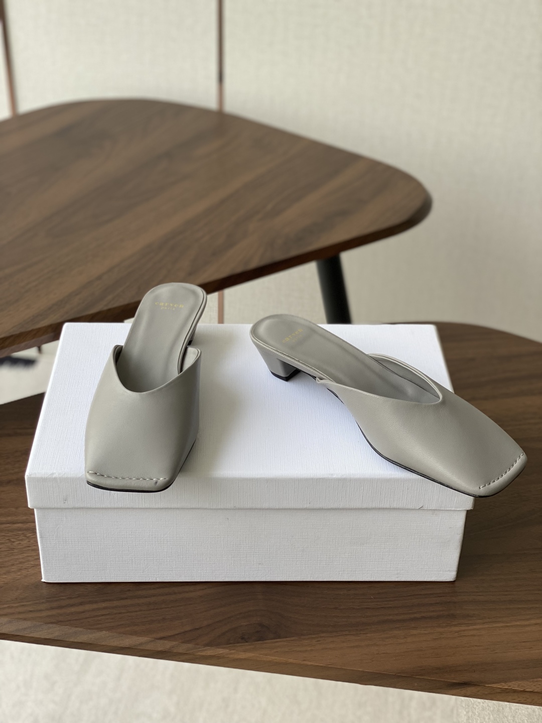
CARVEN 𝟐𝟓ss 新品穆勒拖鞋 

方头设计独具匠心 简约线条勾勒出利落轮廓 尽显现代感与时尚张