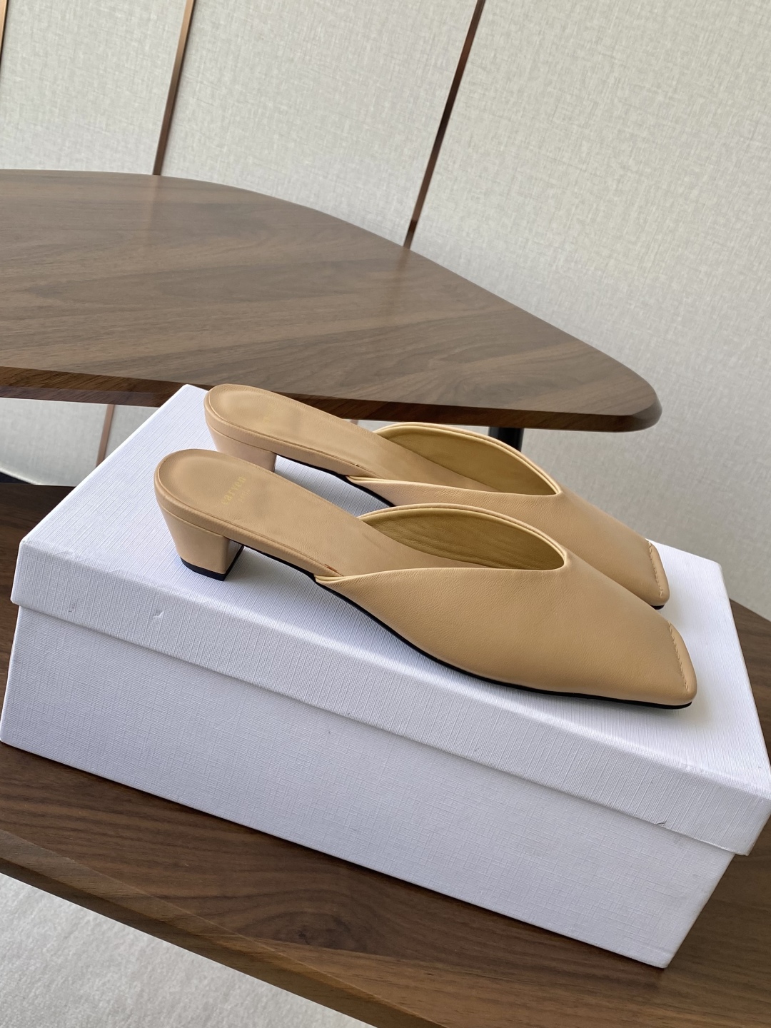 
CARVEN 𝟐𝟓ss 新品穆勒拖鞋 

方头设计独具匠心 简约线条勾勒出利落轮廓 尽显现代感与时尚张