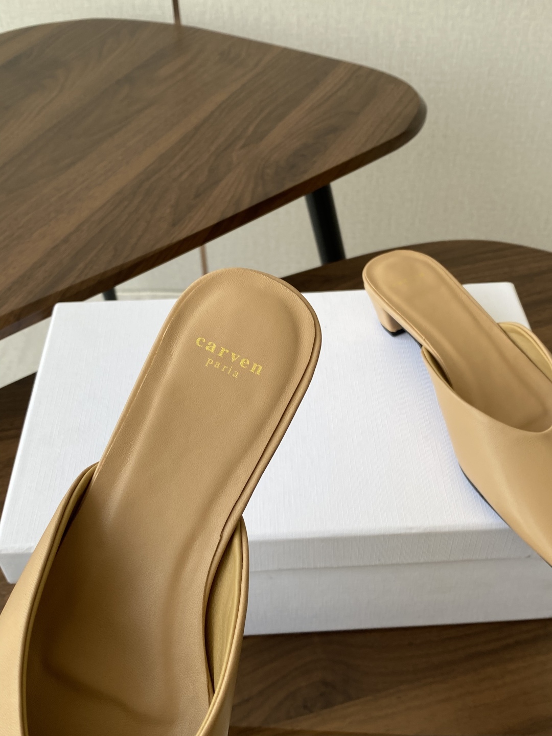 
CARVEN 𝟐𝟓ss 新品穆勒拖鞋 

方头设计独具匠心 简约线条勾勒出利落轮廓 尽显现代感与时尚张
