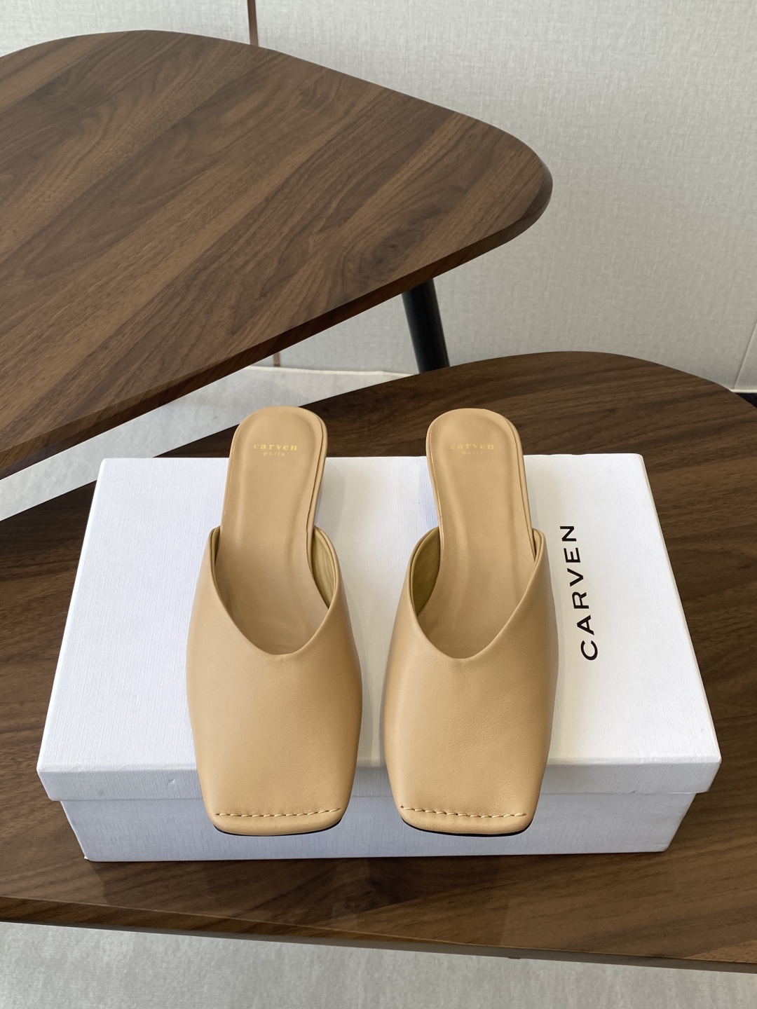 
CARVEN 𝟐𝟓ss 新品穆勒拖鞋 

方头设计独具匠心 简约线条勾勒出利落轮廓 尽显现代感与时尚张