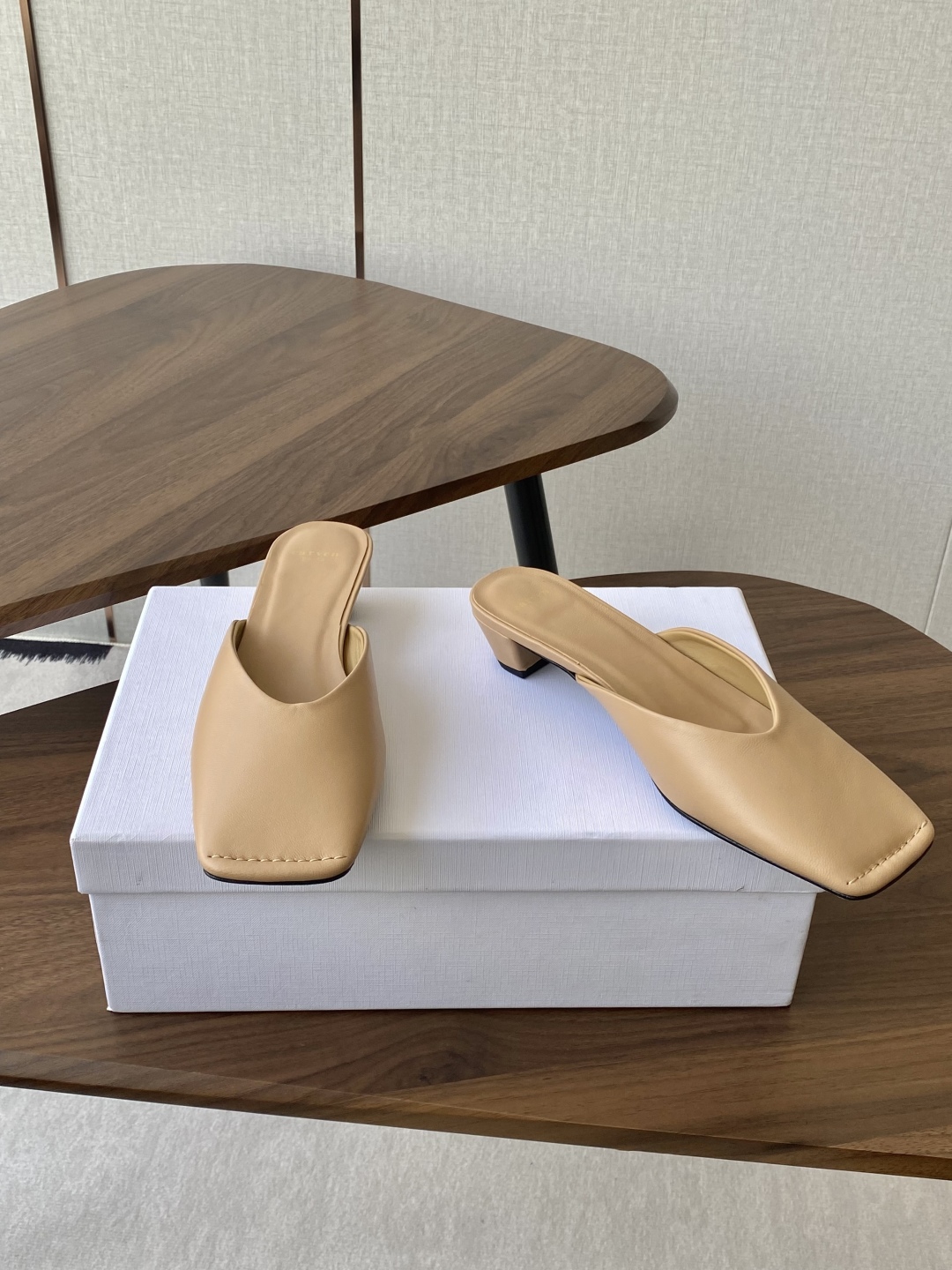 
CARVEN 𝟐𝟓ss 新品穆勒拖鞋 

方头设计独具匠心 简约线条勾勒出利落轮廓 尽显现代感与时尚张