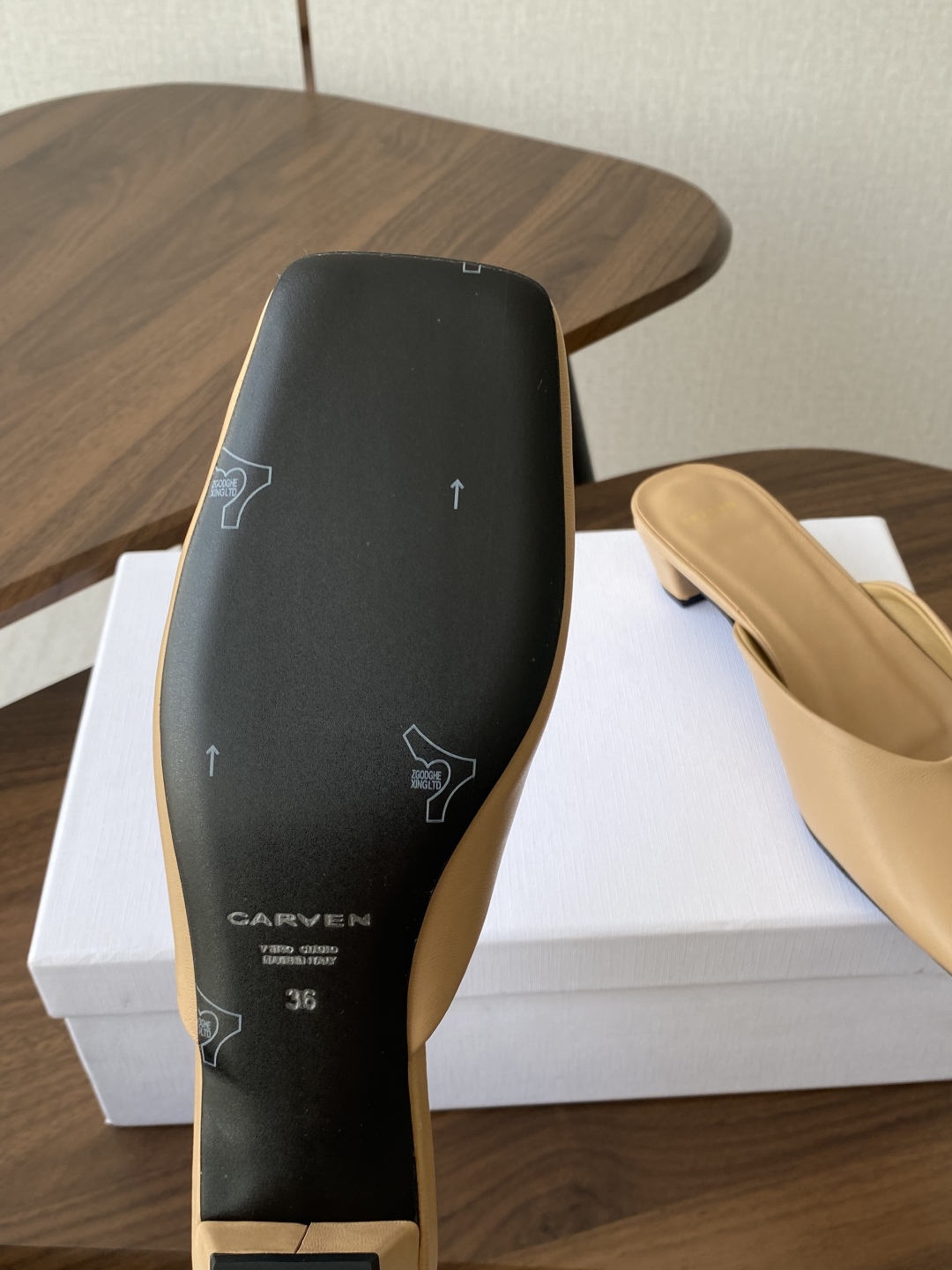 
CARVEN 𝟐𝟓ss 新品穆勒拖鞋 

方头设计独具匠心 简约线条勾勒出利落轮廓 尽显现代感与时尚张
