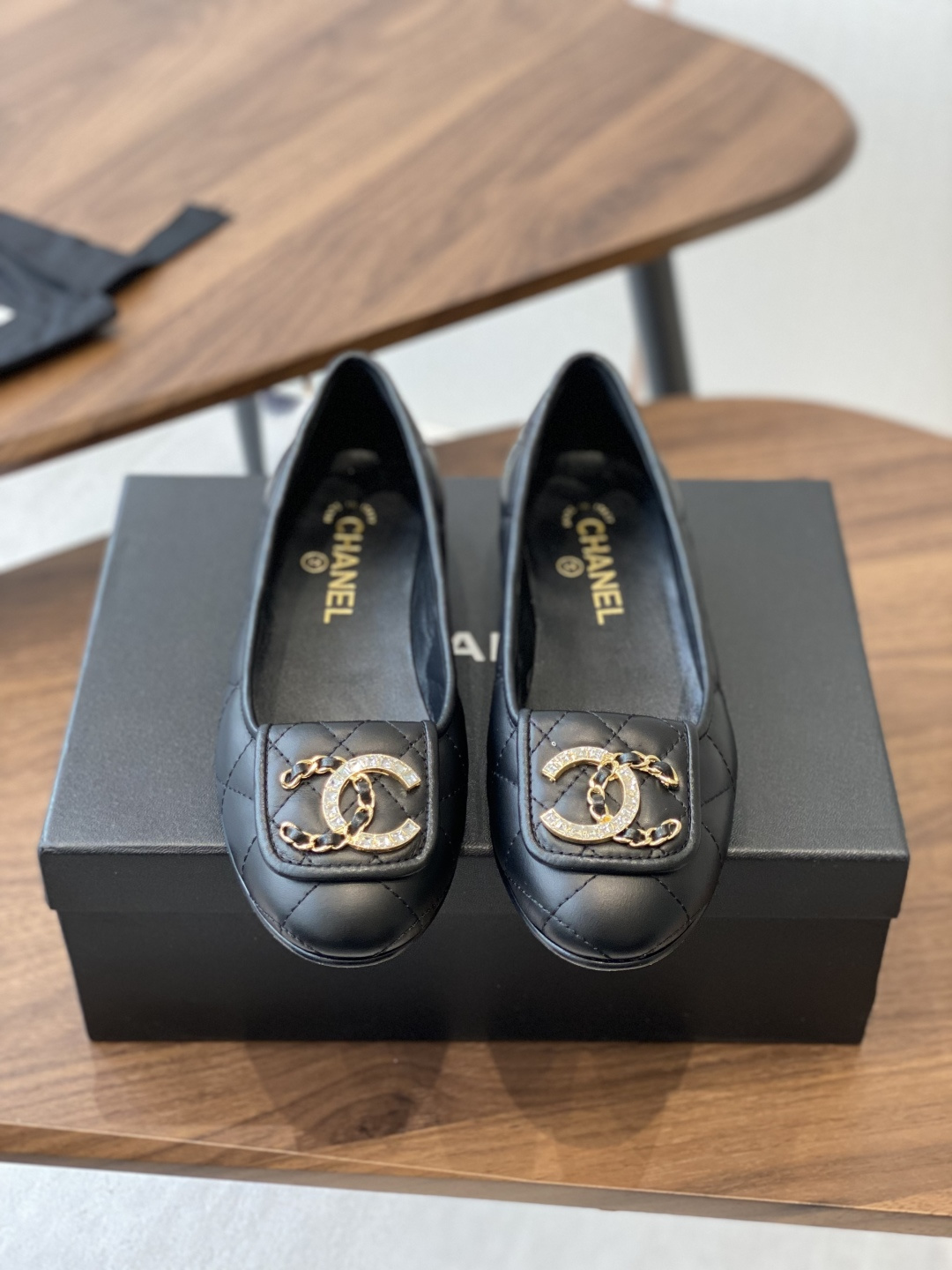 NO:481416,Chanel 25ss Spring and Summer Ballet Shoes Retro Style is coming. The very popular large double C design handmade car line is very time-consuming and labor-intensive. Unique method of long-lasting sole double-soling. The rose red sole sticker allows you to accidentally reveal the highlights. The car line of the car line will never take off the sole firm and permanently retro is the classic and rich C flavor. The fabric is imported mixed-type lambskin. The inner small goatskin. The outsole Italian leather sole. Size #35-41 (40 41 customized and non-return). Ballet shoes, chanel, sheepskin, Leather soles.19860909Chanel 25ss 春夏系列芭蕾舞鞋复古款来袭 非常火的大双C设计手工车线非常耗时耗力 独特大底双拼做法 玫红色底贴让你不经意露出亮点大底车线永不脱底牢固永久复古就是经典浓郁C味永久流传 面料进口混种小羊皮 内里小山羊皮 大底意大利真皮大底 Size#35—41（40 41订做不退换）,芭蕾舞鞋,chanel,sheepskin,Leather soles,Women's Shoes