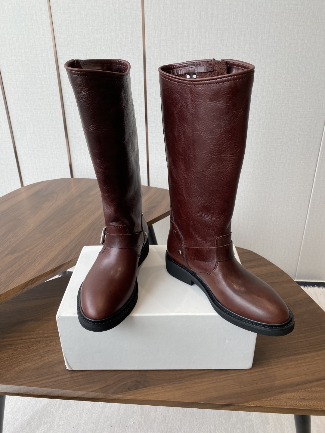 New Western Cowboy Knight Boots in Cowskin for 2025 Fashion Trends - 图片 2