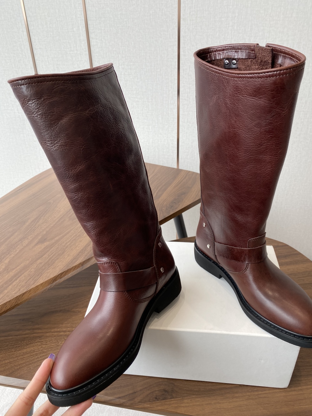 New Western Cowboy Knight Boots in Cowskin for 2025 Fashion Trends - 图片 3