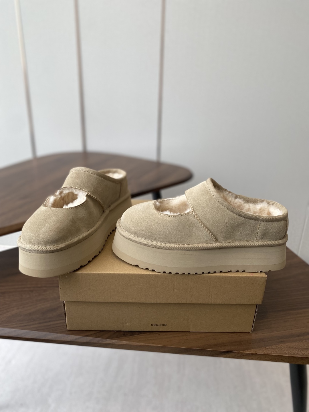 “UGG P576 Bun Slippers: Comfortable, Lightweight, Daily Commuting Essential” - 图片 3
