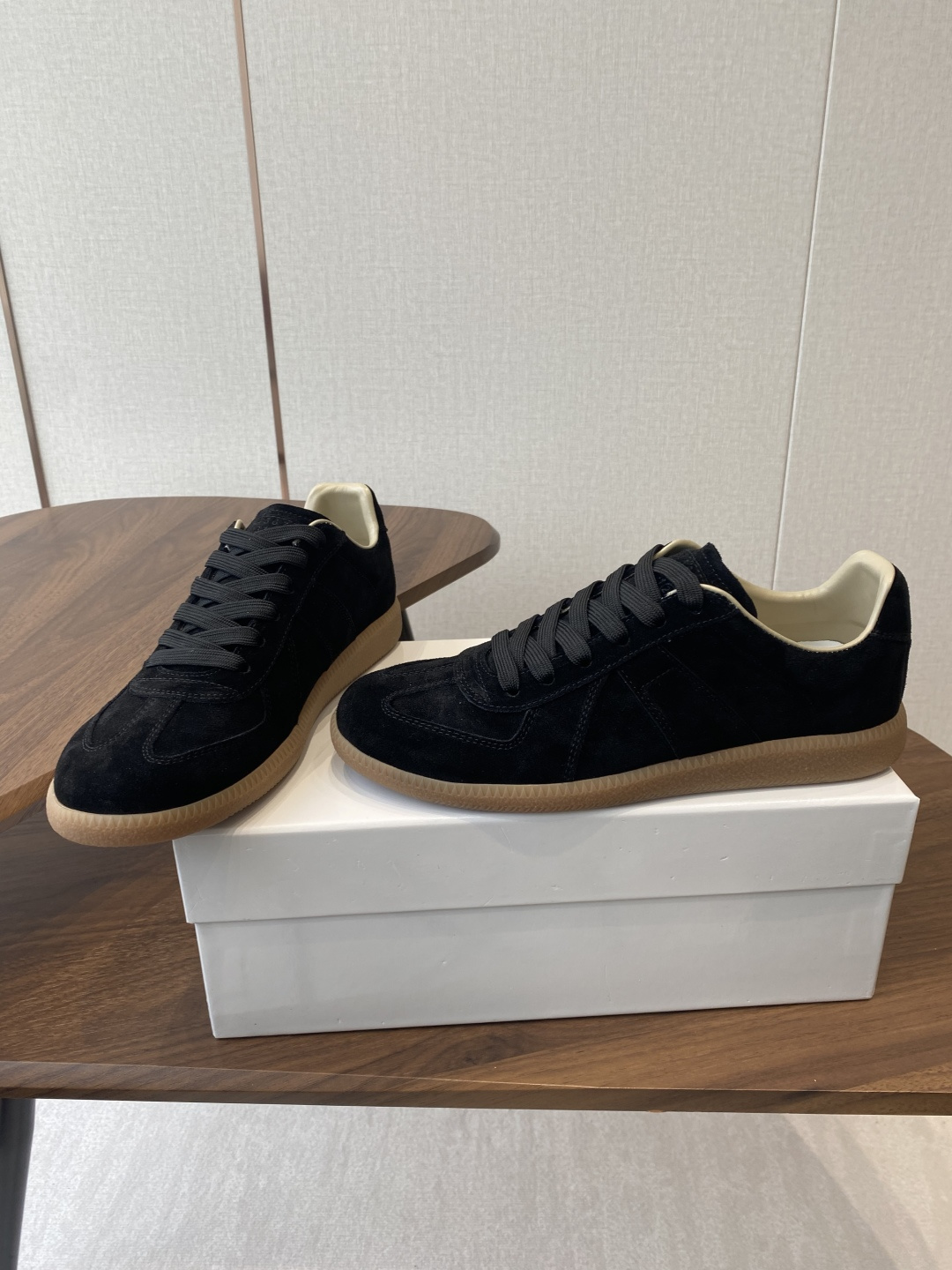 Maison Margiela MM6 Ink Graft Canvas Sneakers with German Design: Comfortable, Stylish, and Versatile - 图片 4