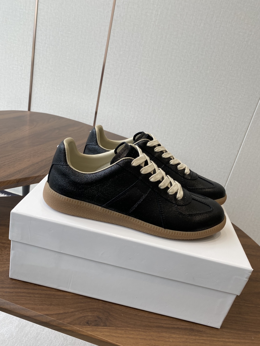 Maison Margiela MM6 German Leather Sneakers with Unique Design and Comfort. - 图片 3
