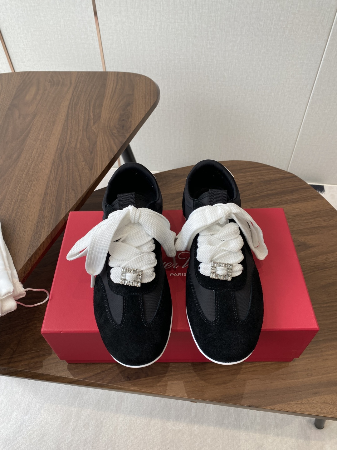 NO:350615,Roger vivier Rv 25ss The latest German training casual shoes Casual moral training shoes Bazi who pays attention to comfort must keep this one!  Dongguan version, original development, style counters one to one, details processing counters one to one. Classic and simple style design, versatile and not picky, delicate, light and soft, beauty and strength coexist!  The versatile commuting color matching synchronized on the official website is closed!  Whether it is the feeling of the feet or appearance, it is light and soft Oxford soft sole, strong toughness, soft, light, non-slip and wear-resistant, and the edge of the shoe further ensures the comfort of the foot and does not rub the feet!  Imported silk/imported suede inner sheepskin footrest, outsole rubber sole Size35-40 (40 custom made without return or exchange), roger vivier, sheepskin, real silk, chamois leather19860909Roger vivier Rv 25ss 最新德训休闲鞋 休闲德训鞋 注重舒适度的宝子一定要留这款！莞产版本,原版开发,版型专柜一比一,细节处理专柜一比一 经典简约的款式设计,百搭不挑人,上脚秀气,轻盈柔软,美貌与实力并存！官网同步的百搭通勤配色闭眼收！ 无论脚感还是颜值都是天花板的存在,又轻又软牛津软大底,韧性强 柔软 轻便防滑耐磨,鞋口包边进一步保证上脚舒适感,不磨脚！ 鞋面进口真丝/进口麂皮 内里羊皮垫脚 大底橡胶大底 Size35-40（40订做不退换）,,roger vivier,sheepskin,real silk,chamois leather,Men's shoes