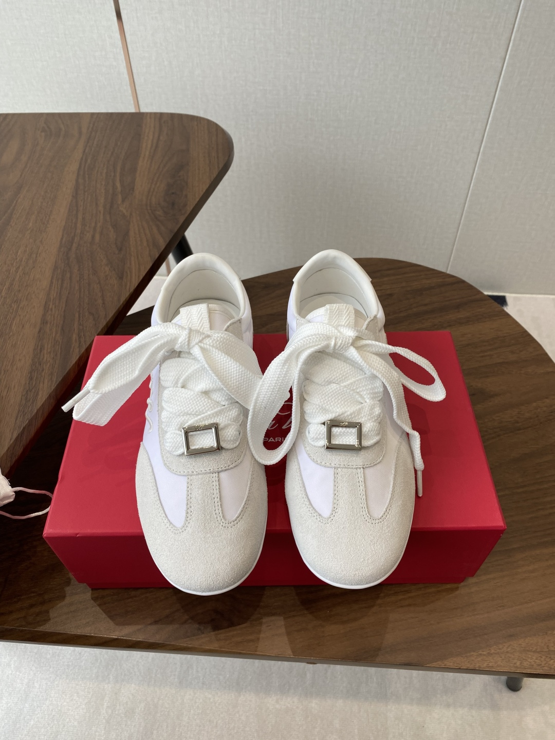 NO:350644,Roger vivier Rv 25ss The latest German training casual shoes Casual moral training shoes Bazi who pays attention to comfort must keep this one!  Dongguan version, original development, style counters one to one, details processing counters one to one. Classic and simple style design, versatile and not picky, delicate, light and soft, beauty and strength coexist!  The versatile commuting color matching synchronized on the official website is closed!  Whether it is the feeling of the feet or appearance, it is light and soft Oxford soft sole, strong toughness, soft, light, non-slip and wear-resistant, and the edge of the shoe further ensures the comfort of the foot and does not rub the feet!  Imported silk/imported suede inner sheepskin footrest, outsole rubber sole Size35-40 (40 custom made without return or exchange), roger vivier, sheepskin, real silk, chamois leather19860909Roger vivier Rv 25ss 最新德训休闲鞋 休闲德训鞋 注重舒适度的宝子一定要留这款！莞产版本,原版开发,版型专柜一比一,细节处理专柜一比一 经典简约的款式设计,百搭不挑人,上脚秀气,轻盈柔软,美貌与实力并存！官网同步的百搭通勤配色闭眼收！ 无论脚感还是颜值都是天花板的存在,又轻又软牛津软大底,韧性强 柔软 轻便防滑耐磨,鞋口包边进一步保证上脚舒适感,不磨脚！ 鞋面进口真丝/进口麂皮 内里羊皮垫脚 大底橡胶大底 Size35-40（40订做不退换）,,roger vivier,sheepskin,real silk,chamois leather,Men's shoes