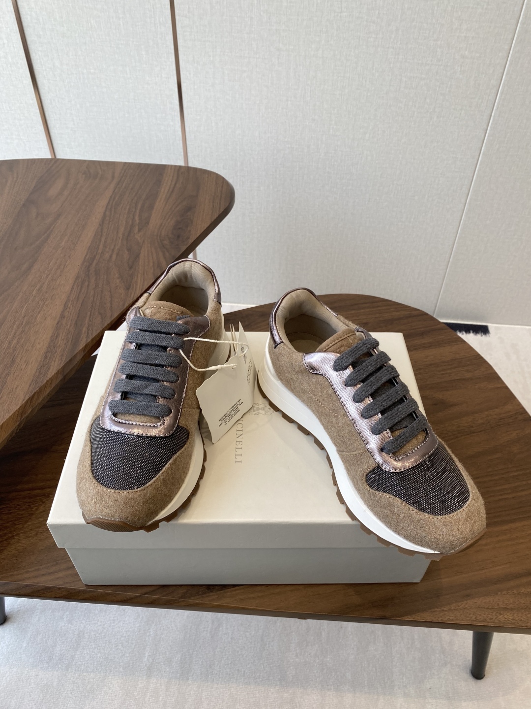 Luxury Brunello Cucinelli Shoes: Stylish Belts and Leisure Footwear with Unique Design - 图片 3