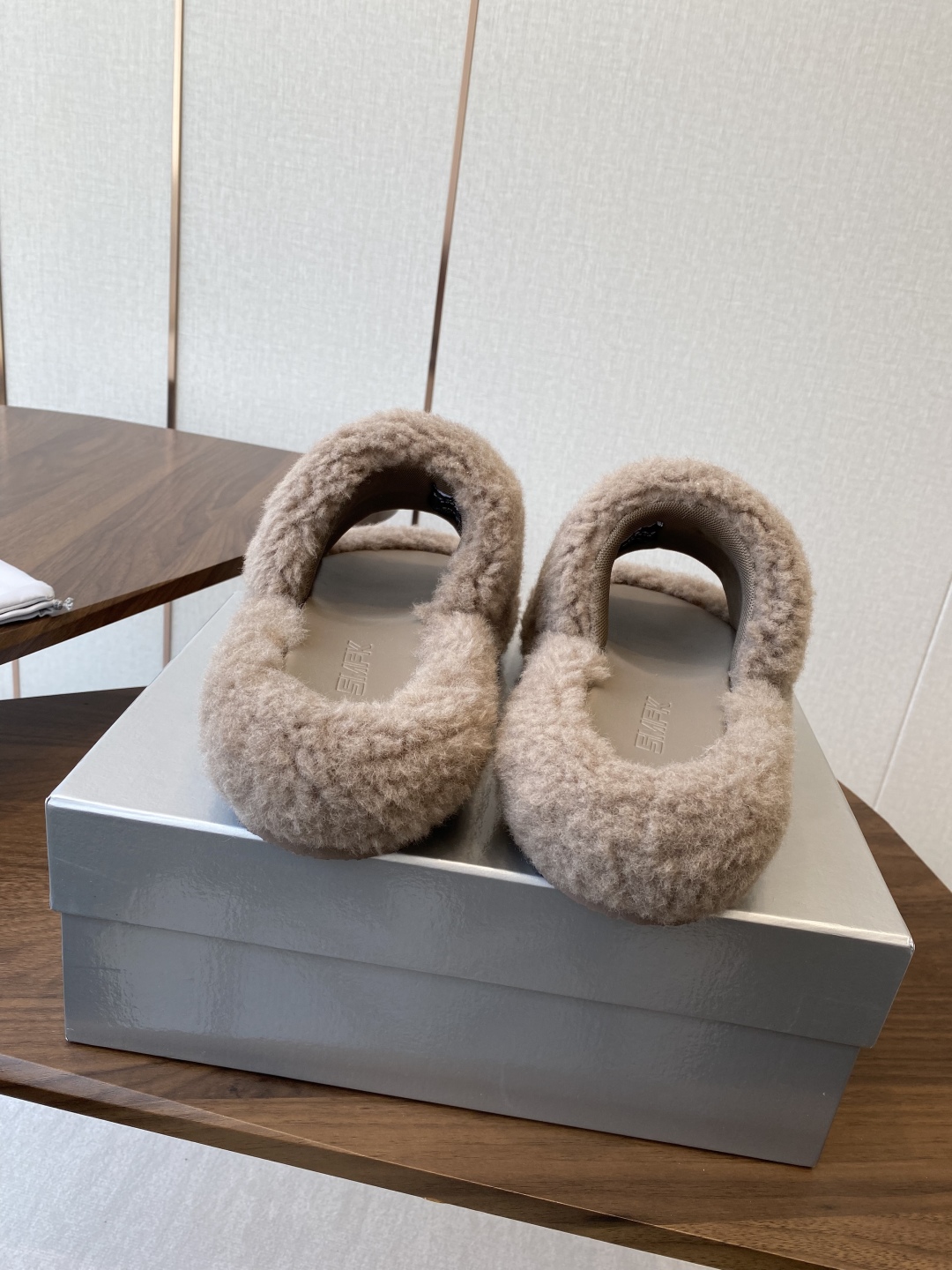 Trendy Thick Bottom Slippers with Wool Inside and Metal Logo – Size #35-40 - 图片 8