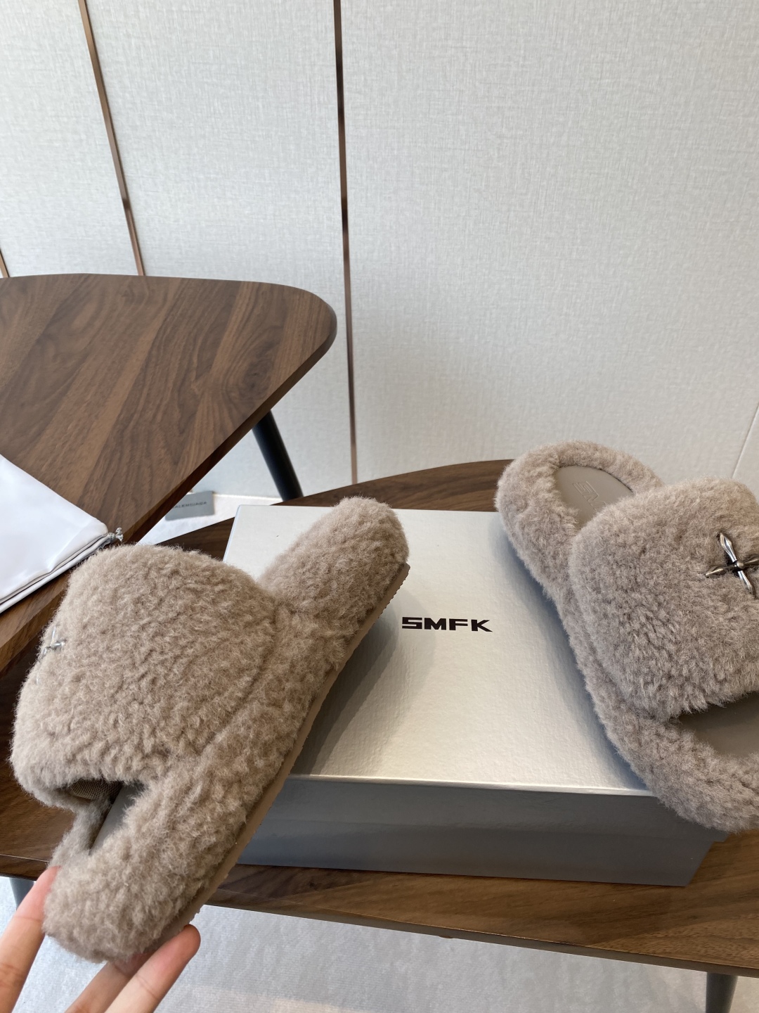 Trendy Thick Bottom Slippers with Wool Inside and Metal Logo – Size #35-40 - 图片 5