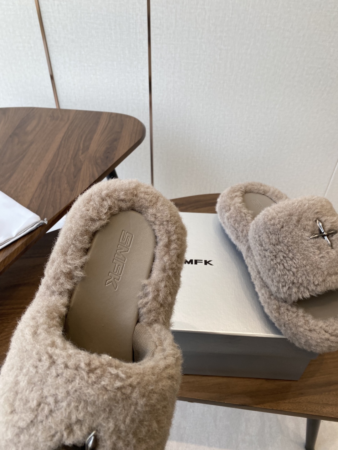 Trendy Thick Bottom Slippers with Wool Inside and Metal Logo – Size #35-40 - 图片 7