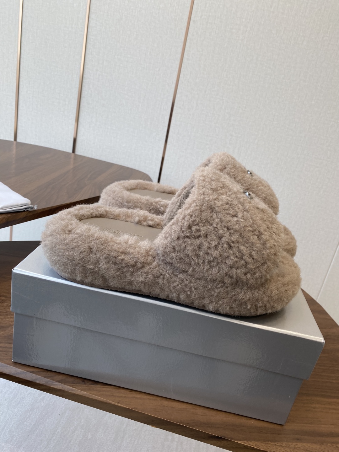 Trendy Thick Bottom Slippers with Wool Inside and Metal Logo – Size #35-40 - 图片 2