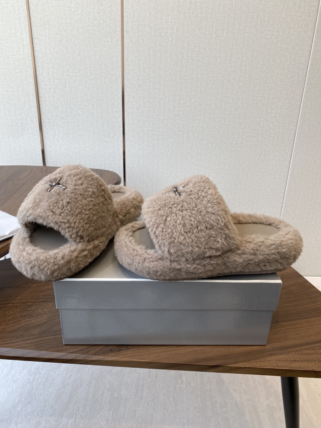 Trendy Thick Bottom Slippers with Wool Inside and Metal Logo – Size #35-40 - 图片 3