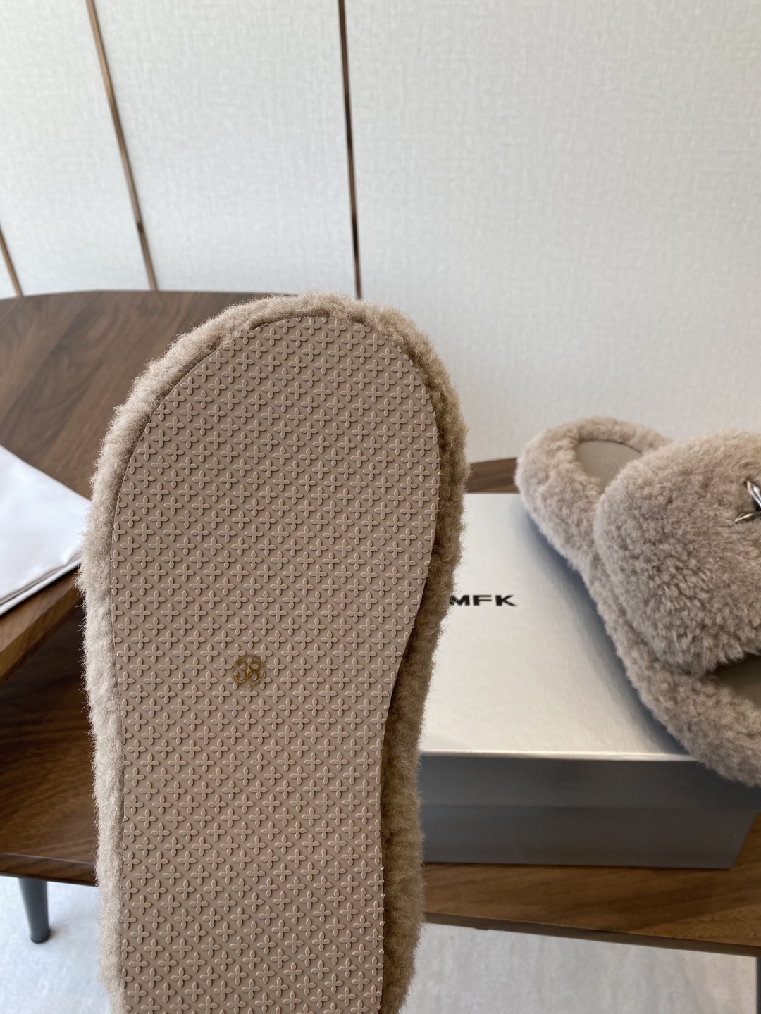 Trendy Thick Bottom Slippers with Wool Inside and Metal Logo – Size #35-40 - 图片 9