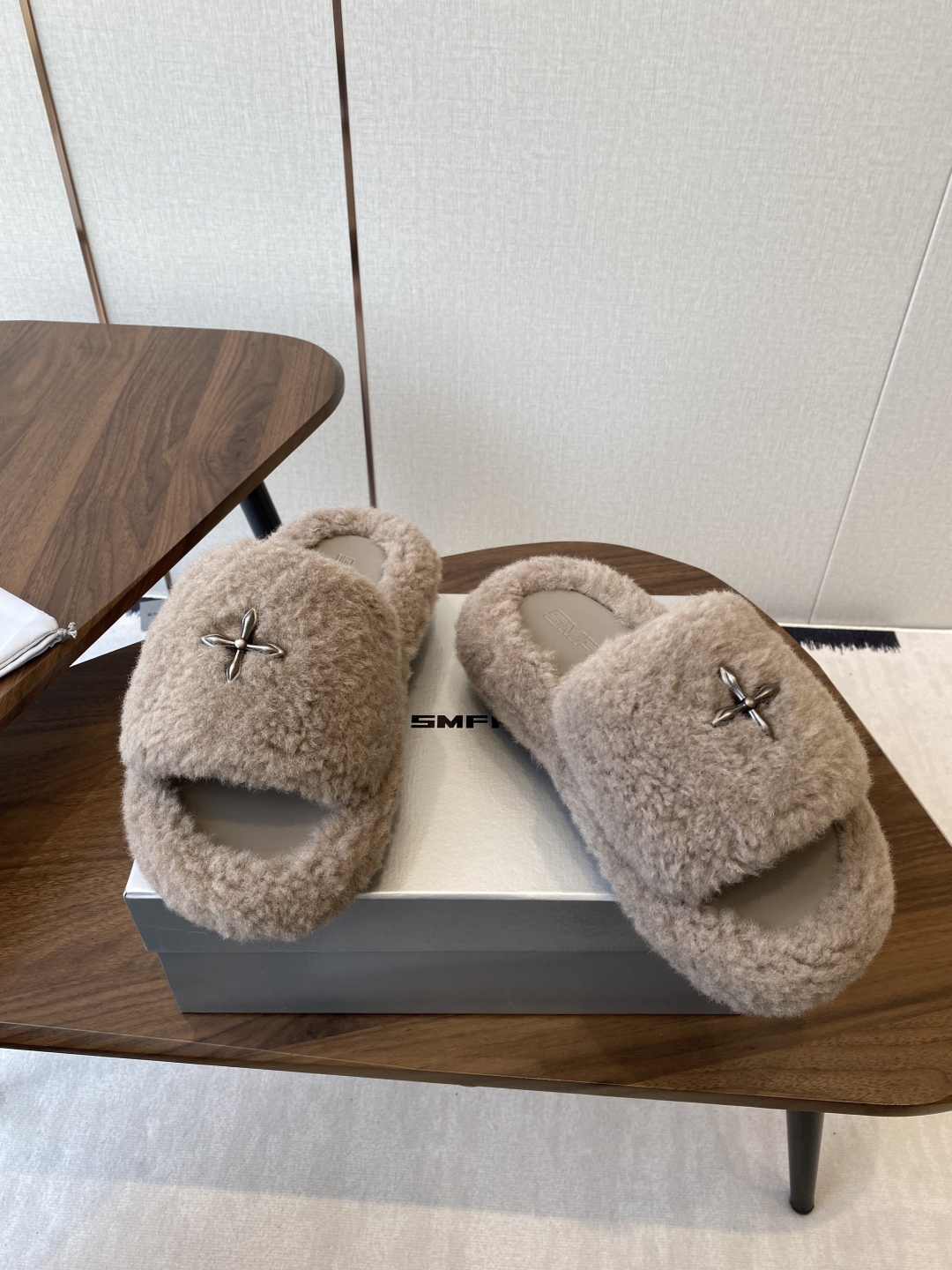 Trendy Thick Bottom Slippers with Wool Inside and Metal Logo – Size #35-40 - 图片 4
