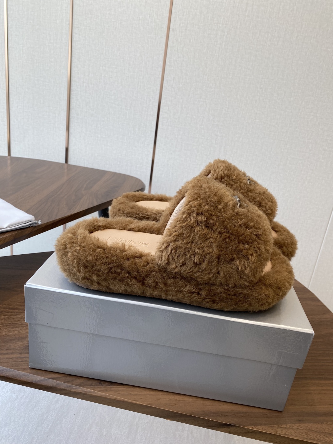 Trendy Thick Bottom Slippers with Wool Inside and Metal Logo: Review and Details - 图片 2