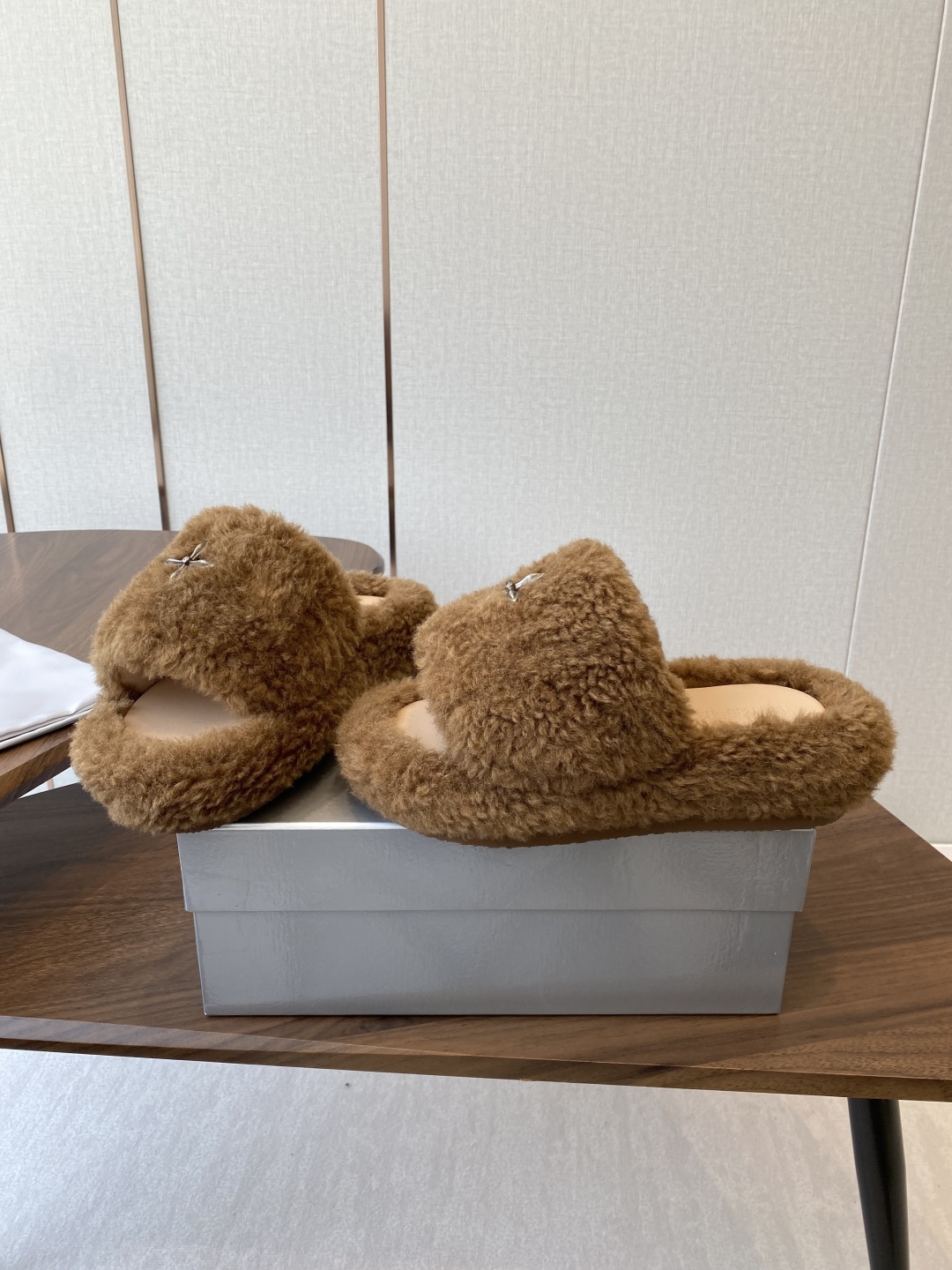 Trendy Thick Bottom Slippers with Wool Inside and Metal Logo: Review and Details - 图片 3