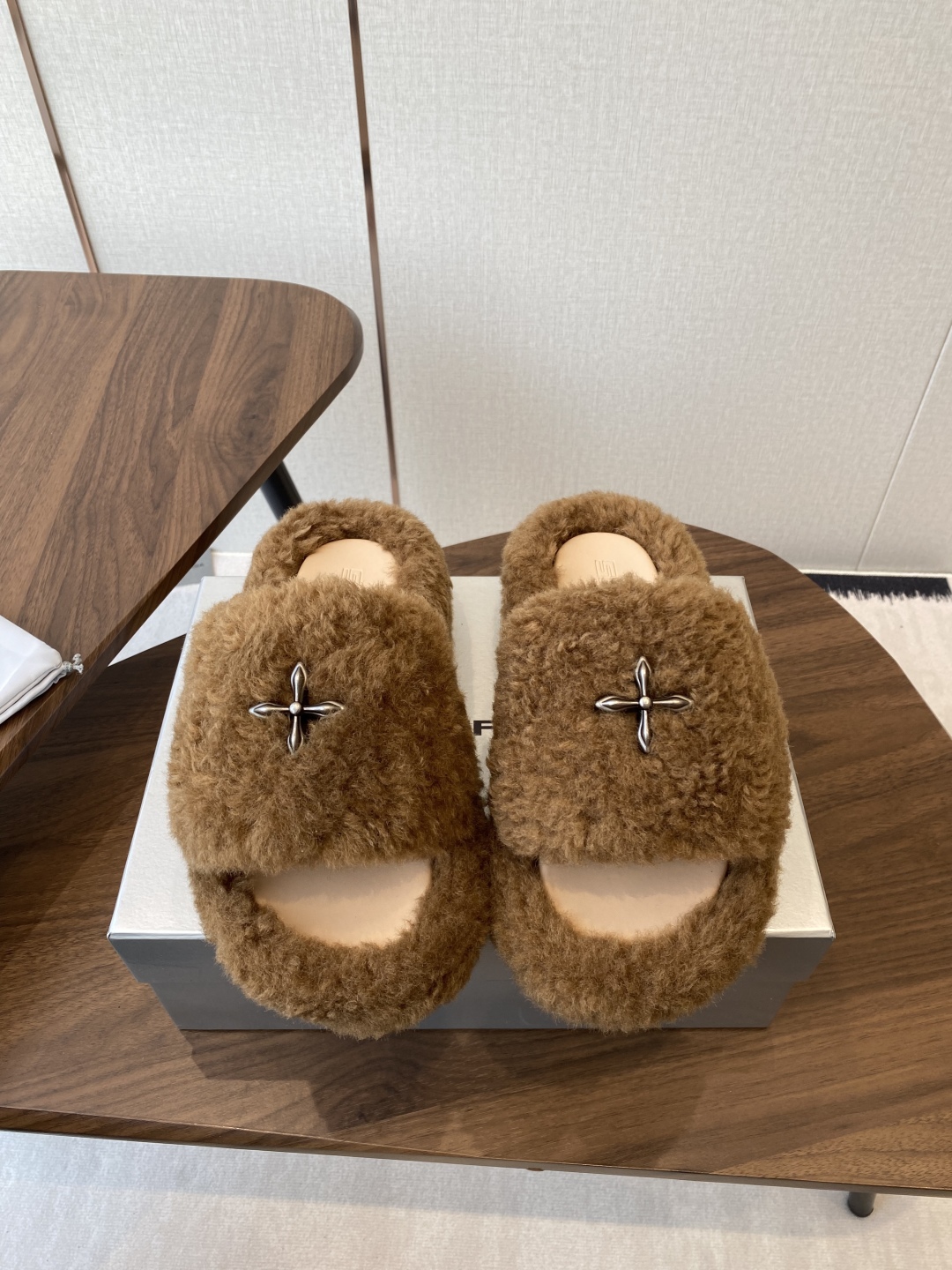 Trendy Thick Bottom Slippers with Wool Inside and Metal Logo: Review and Details