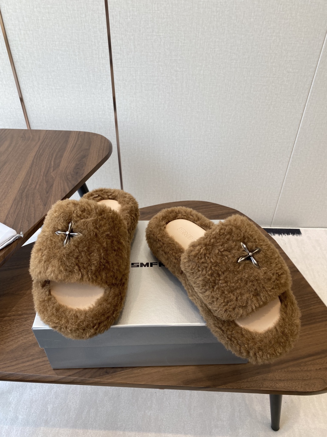 Trendy Thick Bottom Slippers with Wool Inside and Metal Logo: Review and Details - 图片 4