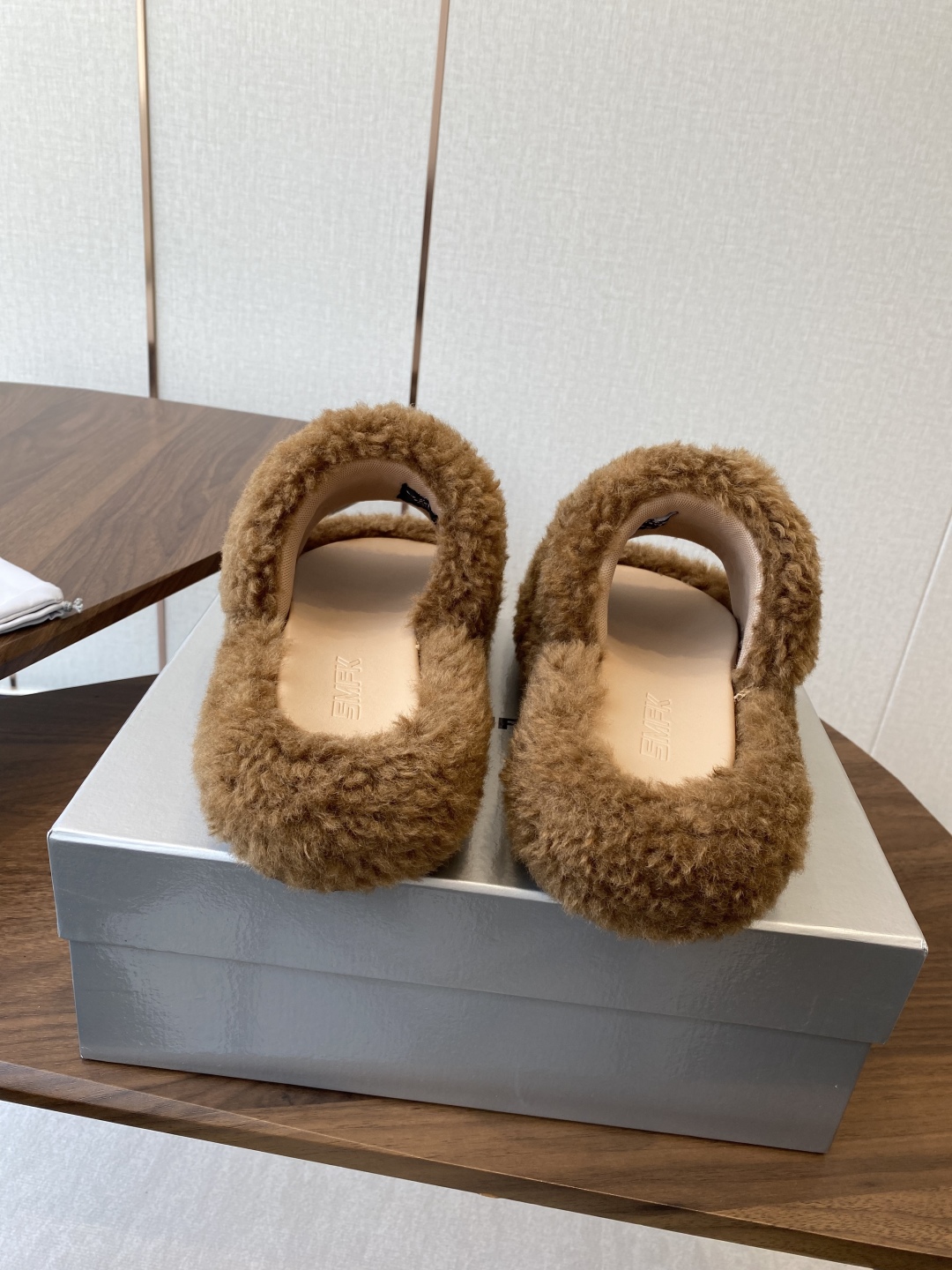 Trendy Thick Bottom Slippers with Wool Inside and Metal Logo: Review and Details - 图片 8