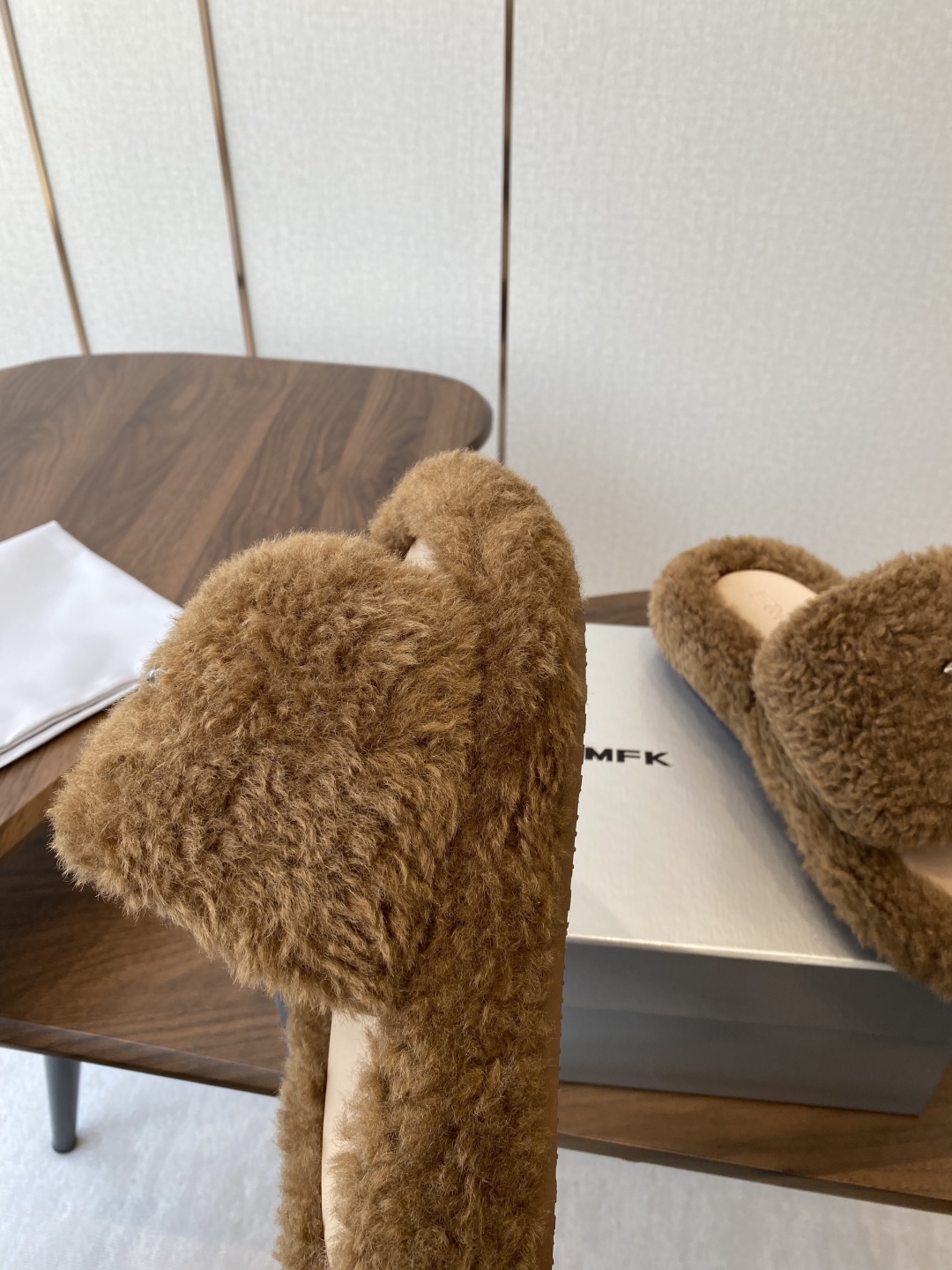 Trendy Thick Bottom Slippers with Wool Inside and Metal Logo: Review and Details - 图片 6