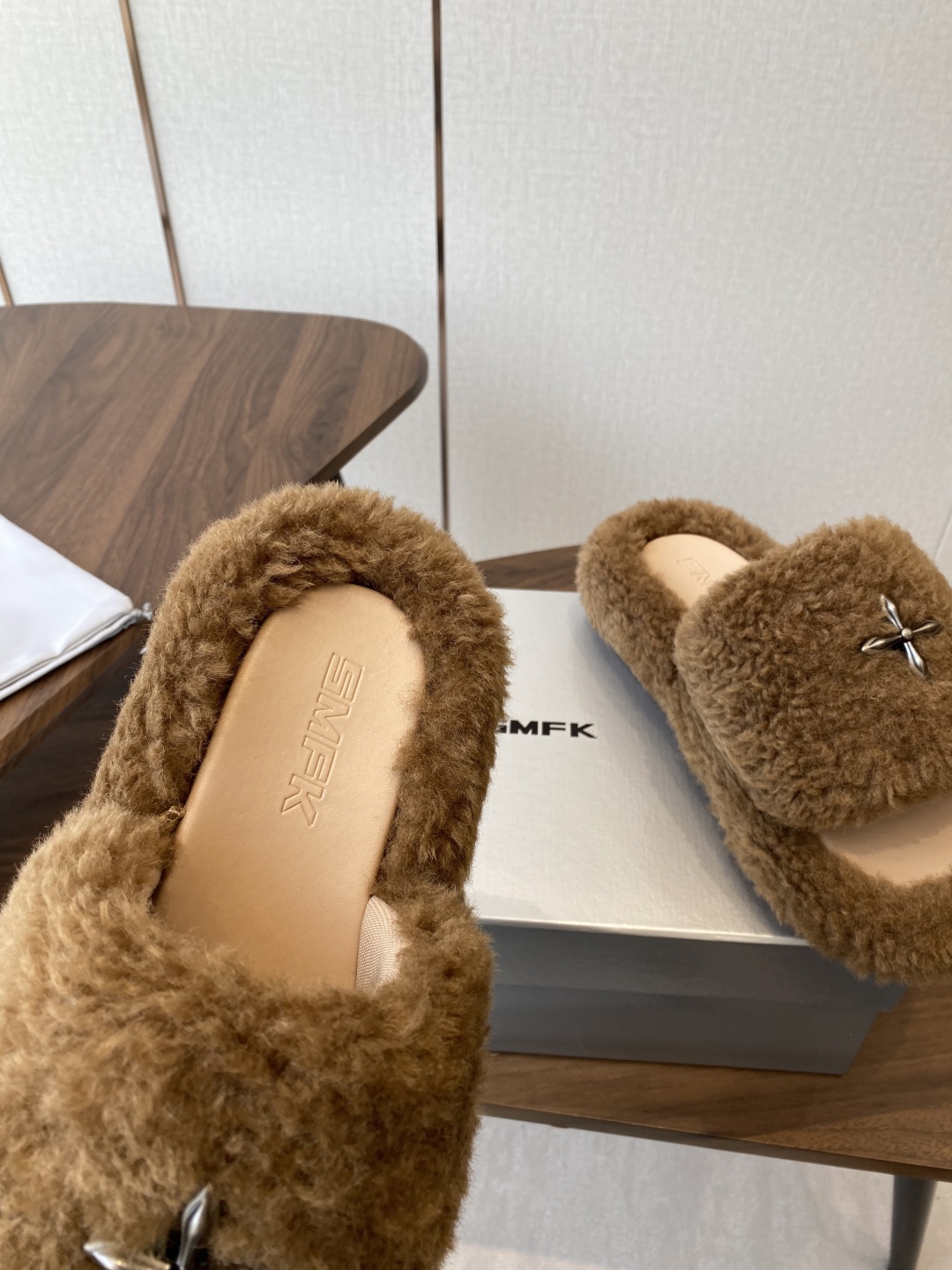 Trendy Thick Bottom Slippers with Wool Inside and Metal Logo: Review and Details - 图片 7