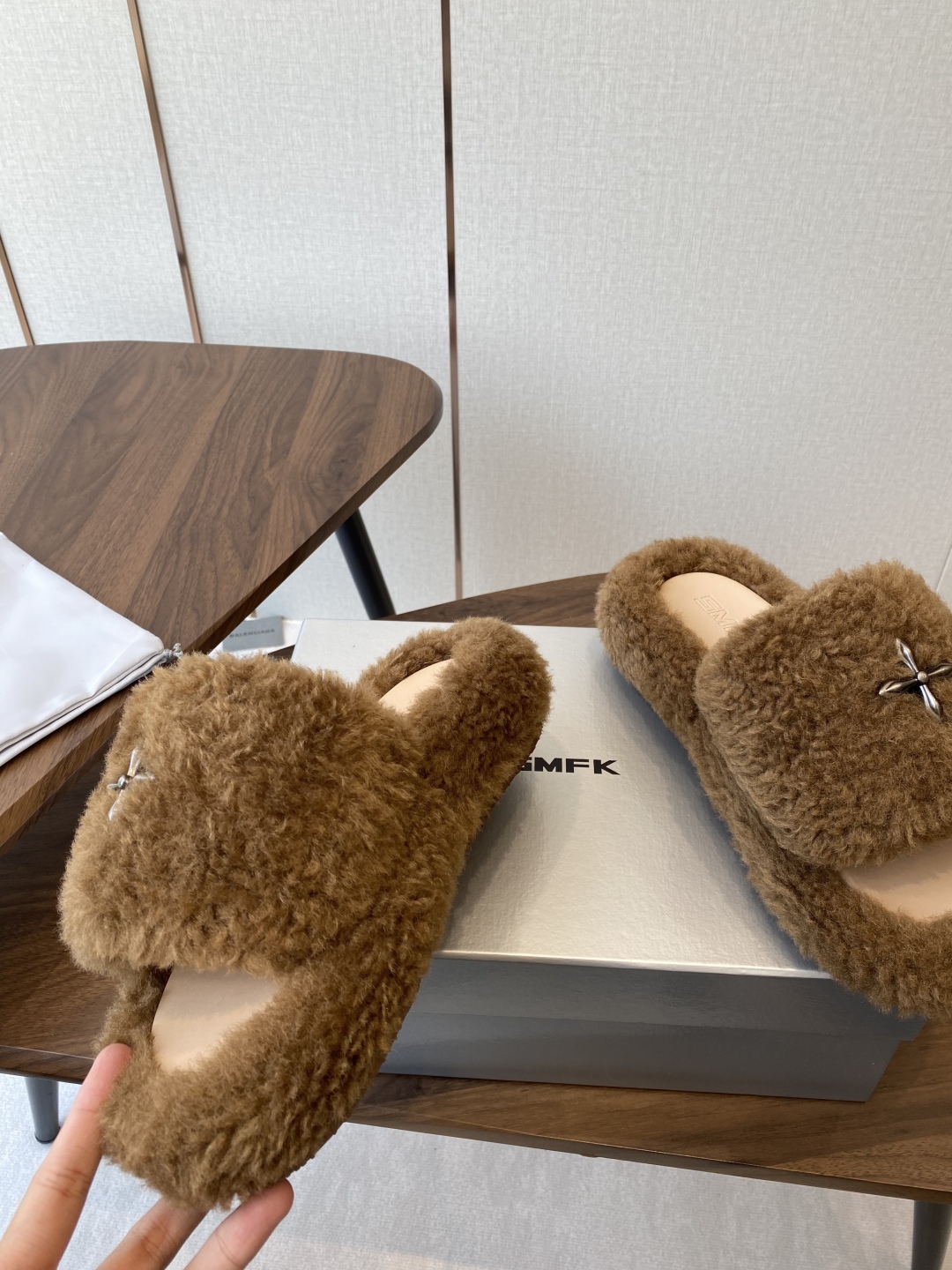 Trendy Thick Bottom Slippers with Wool Inside and Metal Logo: Review and Details - 图片 5