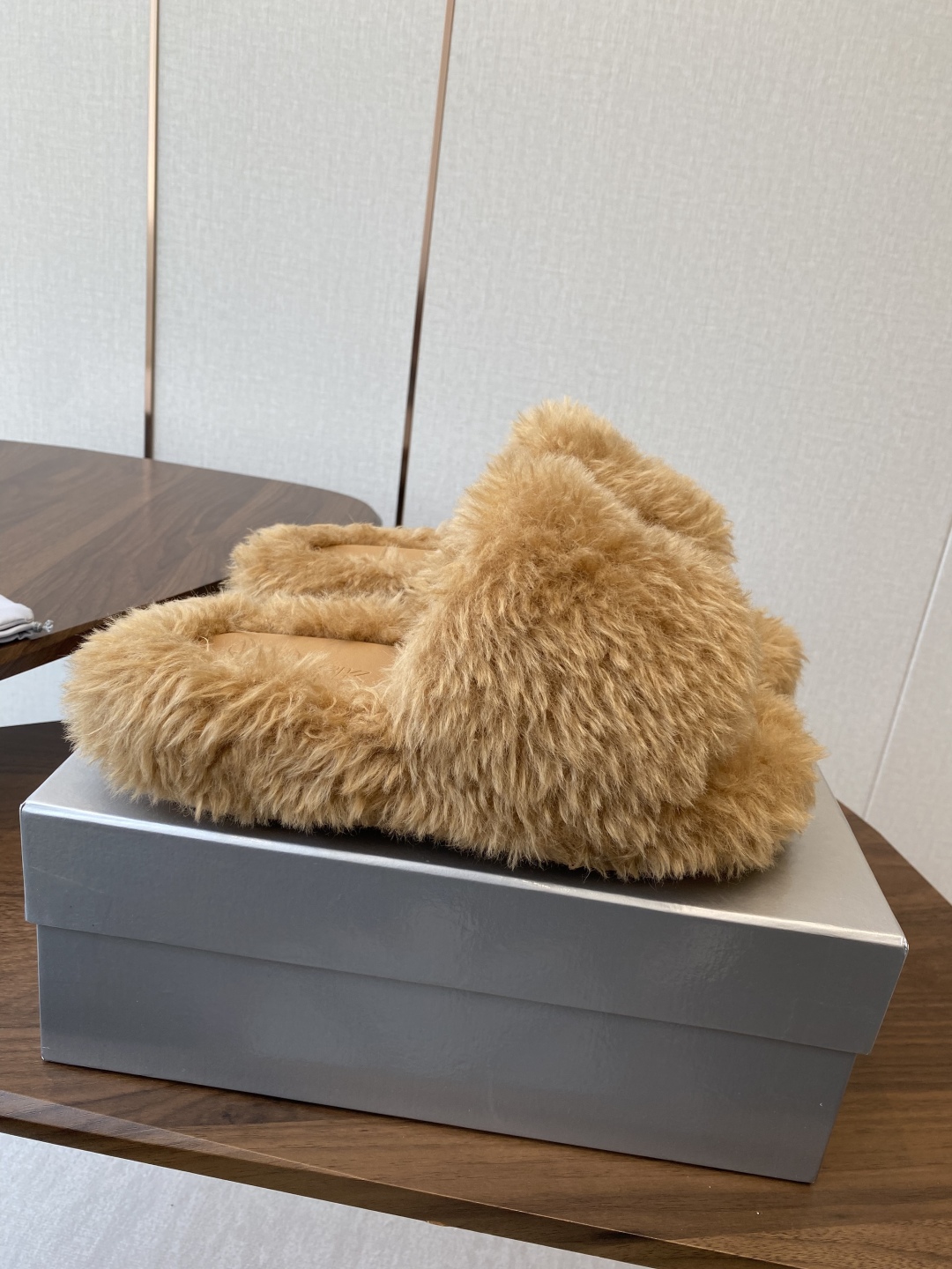 Stylish SMFK Thick Bottom Slippers with Wool Inside and Original Metal Logo - 图片 2