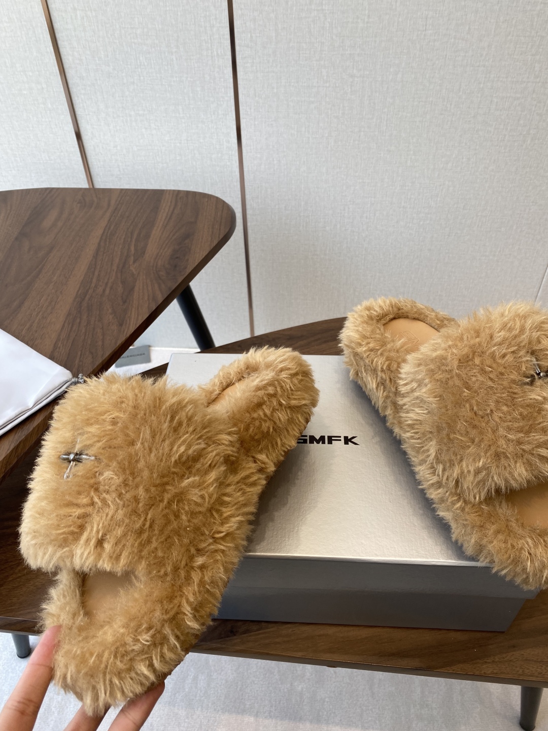 Stylish SMFK Thick Bottom Slippers with Wool Inside and Original Metal Logo - 图片 5