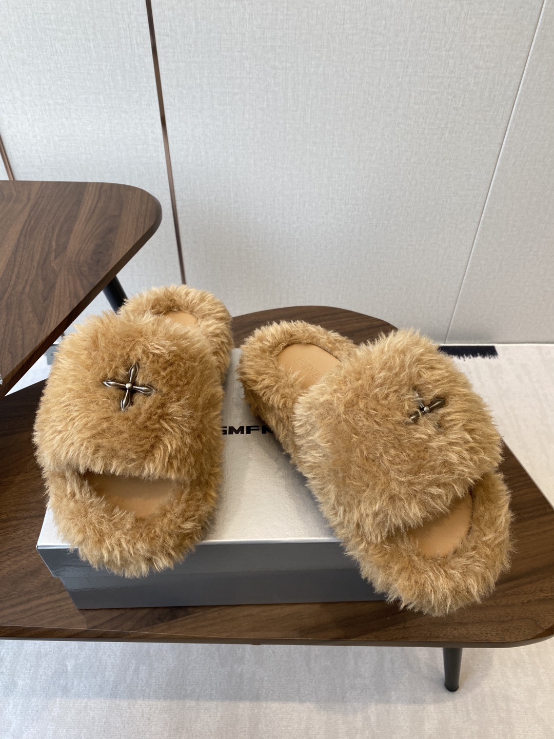 Stylish SMFK Thick Bottom Slippers with Wool Inside and Original Metal Logo - 图片 4